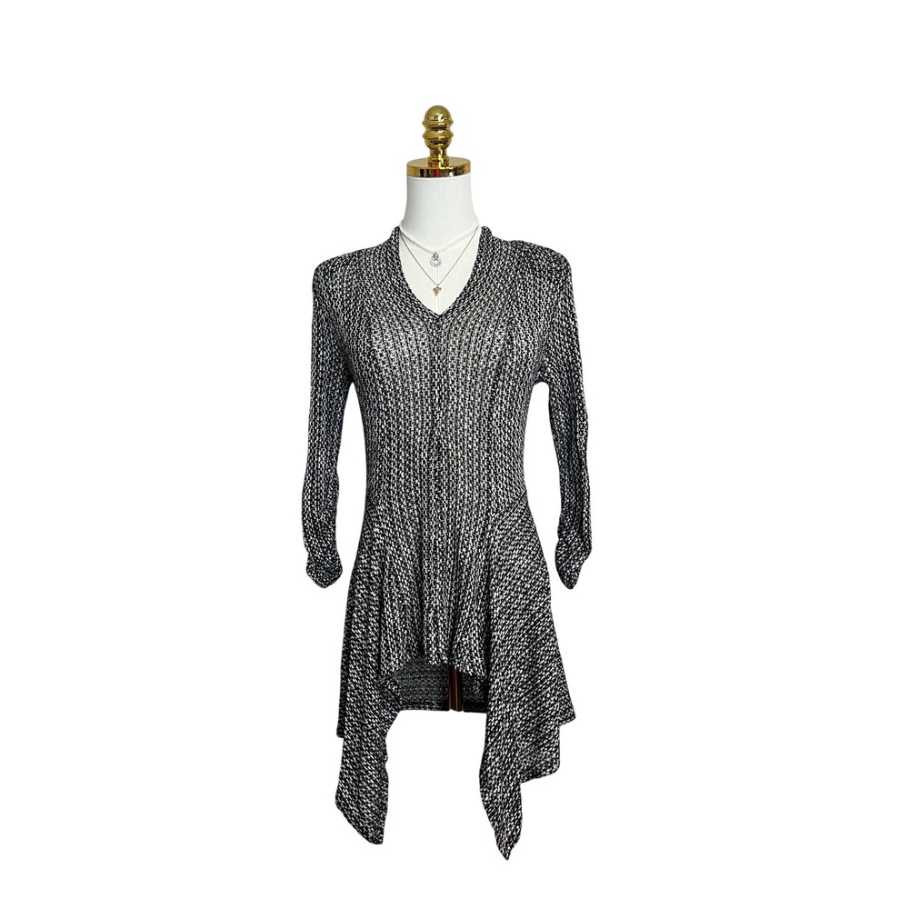 About A Girl Los Angeles Black White Marled Knit Sharkbite Hem Tunic Top Women